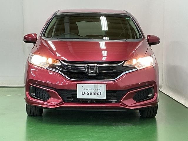 ハロゲンヘッドライトは暖かみのある色で優しく、明るく照射します。