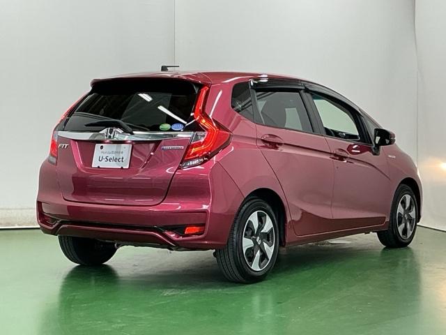 高熱線吸収プライバシーガラスが装備されています。外を見るときには気にならずに、後方車両からは車内が見えにくくなってます