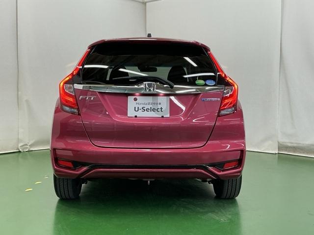 汚れが付着しやすいリヤガラスにはリヤワイパーが付いています。フロントのワイパーがＯＮの時はシフトレバーをリバースに入れるとリヤワイパーがリンクして作動、クリヤーな視界が保てます。