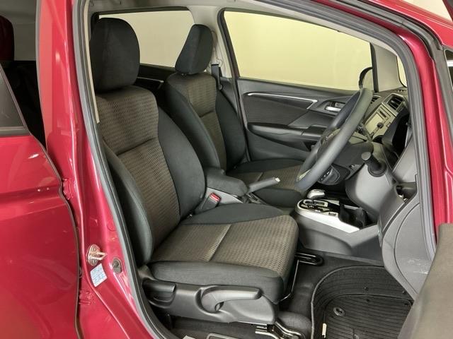 シート表皮は専用のクリーナーできれいにクリーニングしていて清潔に保たれています。