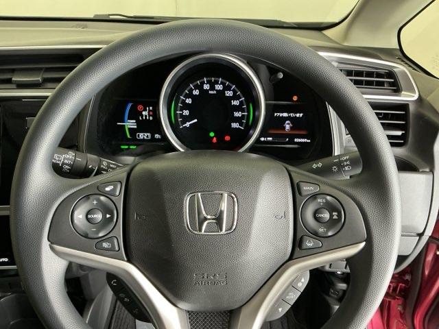 ステアリング右手側に安全運転支援機能のホンダセンシングをコントロールするスイッチ、左手側にオーディオ関連のコントロールスイッチを配置、視線を逸らすことなく運転に集中できます