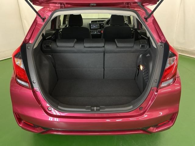 リクライニングの角度が調整できたり折りたたんだり、いろいろな使い方ができる広くて使い勝手のいい荷室。※一部、角度調整などができない車種もございます