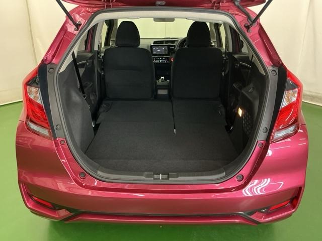 リアシートを前方に倒せば、つり道具など長尺物も収納可能です。左右別々で倒せる２分割式です