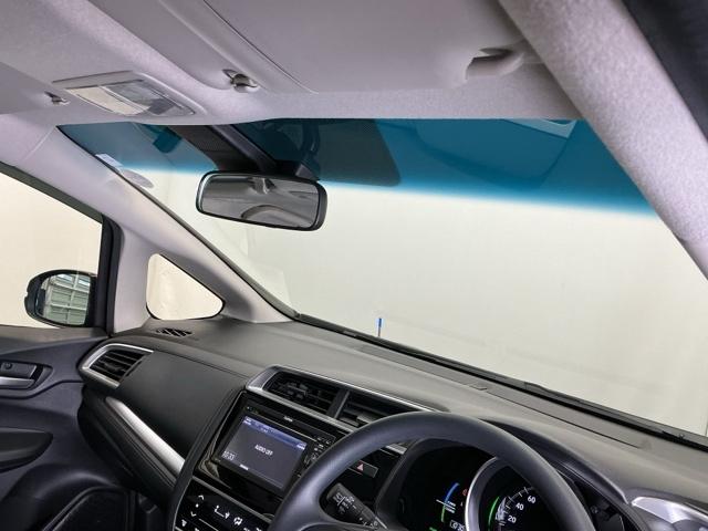 ハーフシェイドフロントウインドウ【Ｆガラス上端の青色透かし】を装備しています。広いフロントガラスで視界を確保しつつ眩しさを軽減、有と無しではずいぶん違いますよ