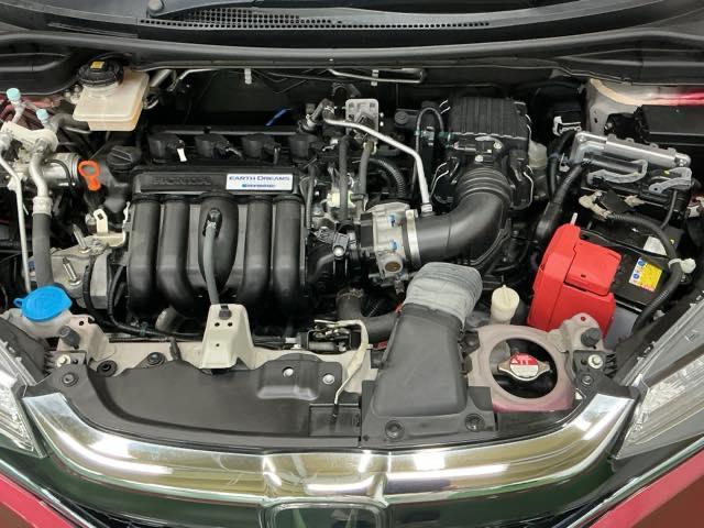 エンジンルームもきれいにクリーニングしています、きれいなエンジンだからこそ丁寧なメンテナンスが行き届きます