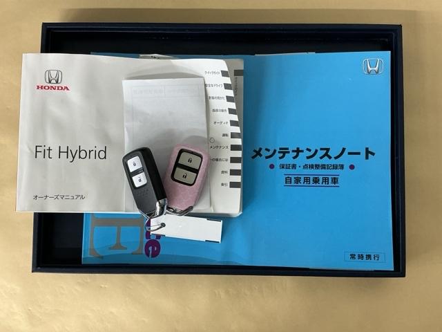 メンテナンスノート【点検整備記録簿・保証書】、取説も揃ってます。スマートキーはバッグなどにしまったままボタン操作でエンジンの始動・停止ができて大変便利です