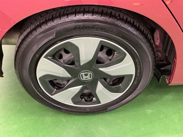 スチールホイールにはきれいにクリーニングされたホイールトリム（キャップ）が付いています