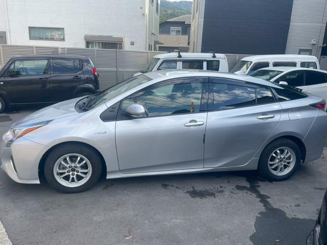 プリウス Sセーフティプラス 車検整備2年付 車両保証1年 ナビ アルミホイール TV Btオーディオ 電動ミラー 禁煙 衝突安全ボディ Aライト 1セグ Bモニター LEDライト スマートKEY ナビTV 横滑り防止機能 PW(6枚目)