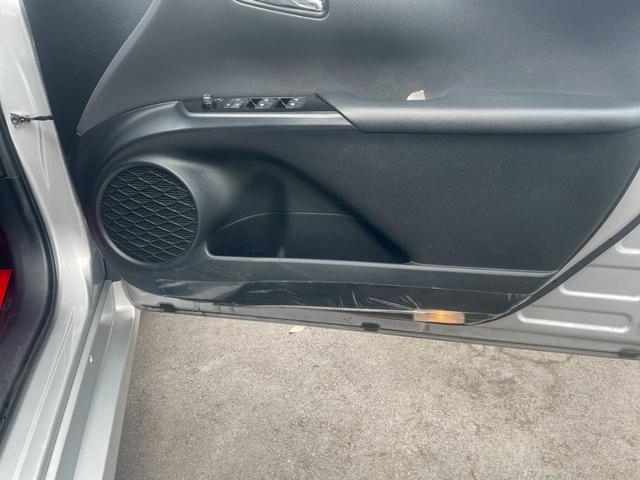 プリウス Sセーフティプラス 車検整備2年付 車両保証1年 ナビ アルミホイール TV Btオーディオ 電動ミラー 禁煙 衝突安全ボディ Aライト 1セグ Bモニター LEDライト スマートKEY ナビTV 横滑り防止機能 PW(16枚目)