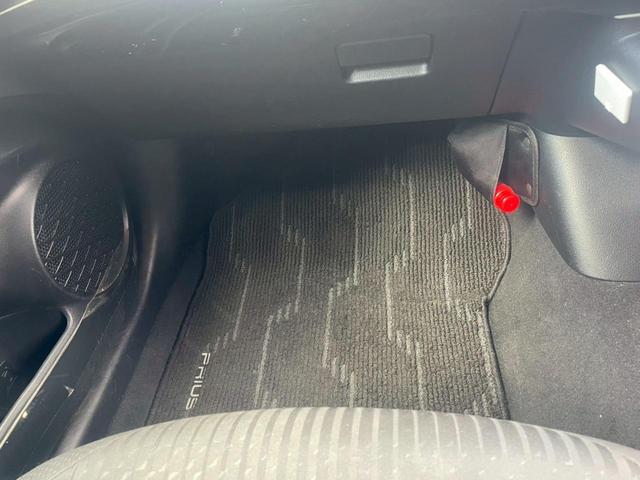 プリウス Sセーフティプラス 車検整備2年付 車両保証1年 ナビ アルミホイール TV Btオーディオ 電動ミラー 禁煙 衝突安全ボディ Aライト 1セグ Bモニター LEDライト スマートKEY ナビTV 横滑り防止機能 PW(17枚目)