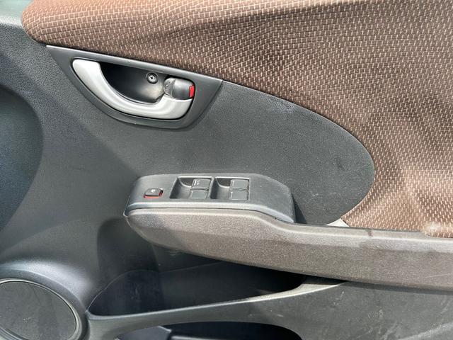 フィットシャトル １５Ｘ　Ｓパッケージ　車検令和９年２月　ナビ地デジＴＶ　ＥＴＣ　スマートキー　電動格納ドアミラー　オートエアコン　ＨＩＤヘッドライト（9枚目）