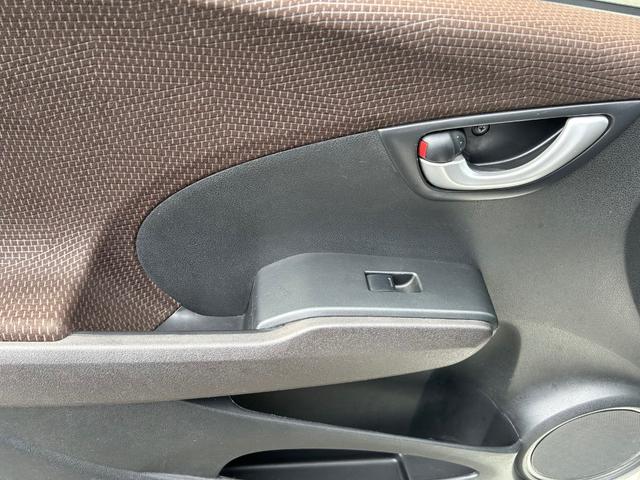 フィットシャトル １５Ｘ　Ｓパッケージ　車検令和９年２月　ナビ地デジＴＶ　ＥＴＣ　スマートキー　電動格納ドアミラー　オートエアコン　ＨＩＤヘッドライト（11枚目）