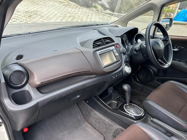 フィットシャトル １５Ｘ　Ｓパッケージ　車検令和９年２月　ナビ地デジＴＶ　ＥＴＣ　スマートキー　電動格納ドアミラー　オートエアコン　ＨＩＤヘッドライト（12枚目）