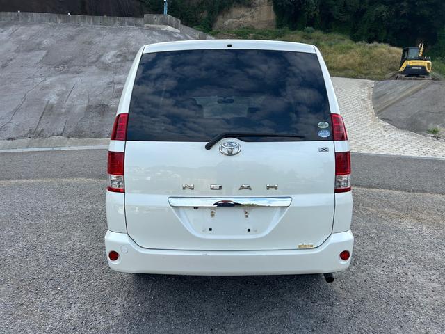 ノア Ｘ　リミテッド　車検２年付　地デジＴＶ　バックカメラ　ＥＴＣ　キーレスエントリー　両側電動スライドドア　ＨＩＤヘッドライト　ウッドコンビハンドル　ウッド調パネル（12枚目）