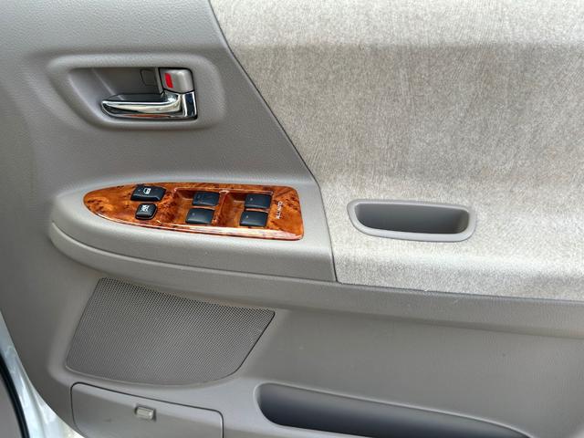 ノア Ｘ　リミテッド　車検２年付　地デジＴＶ　バックカメラ　ＥＴＣ　キーレスエントリー　両側電動スライドドア　ＨＩＤヘッドライト　ウッドコンビハンドル　ウッド調パネル（14枚目）