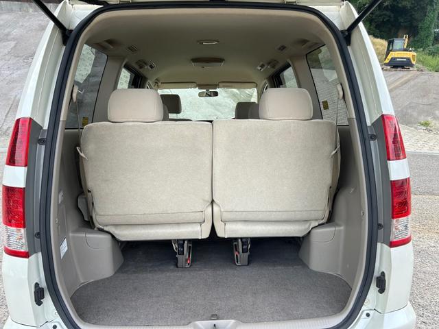 ノア Ｘ　リミテッド　車検２年付　地デジＴＶ　バックカメラ　ＥＴＣ　キーレスエントリー　両側電動スライドドア　ＨＩＤヘッドライト　ウッドコンビハンドル　ウッド調パネル（17枚目）