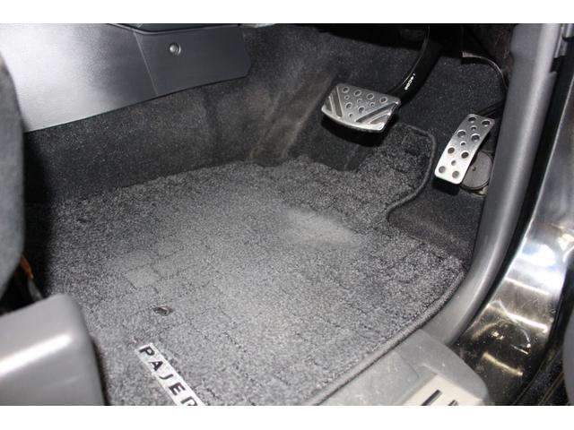 パジェロ ショート３．２ディーゼルターボ　ＶＲ－ＩＩ　４ＷＤ　ナビＴＶ・バックカメラ・キーレス・ＥＴＣ・ＨＩＤライト・純正１８インチアルミ・保証書／取説／スペアキー有り（24枚目）