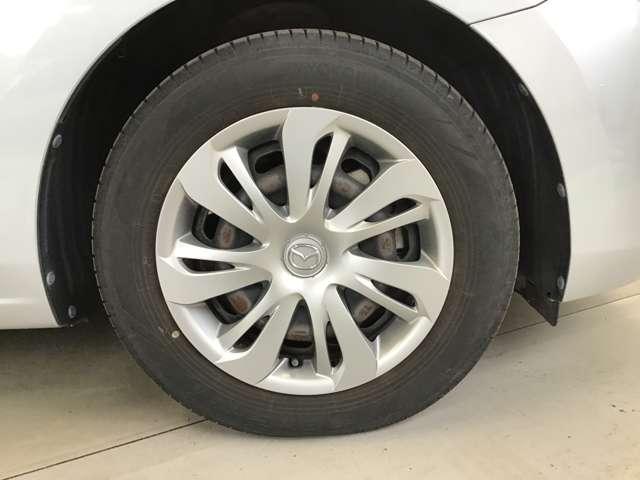 タイヤはスチールホイール＋ホイールキャップとなっております。