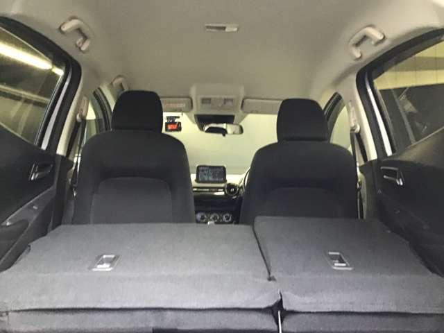 後部座席は分割可倒式ですので、状況に応じてフレキシブルに使用できます。