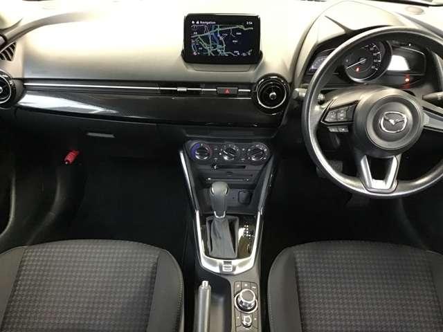 視線移動の少ない正面ゾーンに走行情報を配置、視界を妨げないセンターディスプレイの配置、センターディスプレイの操作はコマンダーコントロールで可能。運転に集中でき必要な情報を逃さないレイアウトです。