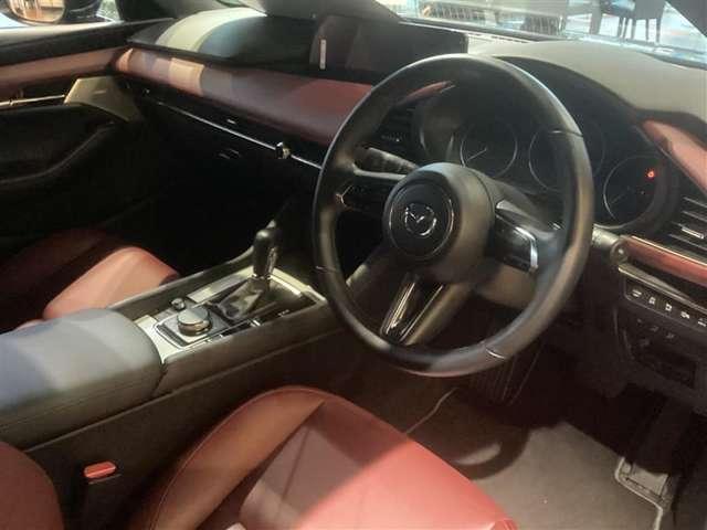 �����ړ��̏��Ȃ����ʃ]�[���ɑ��s����z�u�A���E��W���Ȃ��Z���^�[�f�B�X�v���C�̔z�u�A�Z���^�[�f�B�X�v���C�̑���̓R�}���_�[�R���g���[���ŉ\�B�^�]�ɏW���ł��K�v�ȏ��𓦂��Ȃ����C�A�E�g�ł��B