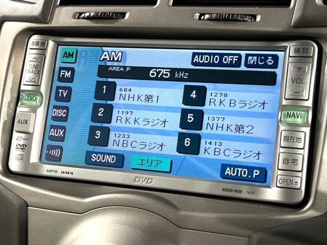 ヴィッツ ＦリミテッドＩＩ　禁煙車　純正ナビ　スマートキー　ＨＩＤヘッドライト　ＣＤ／ＤＶＤ再生　盗難防止装置　プライバシーガラス　ドアバイザー　１オーナー（4枚目）