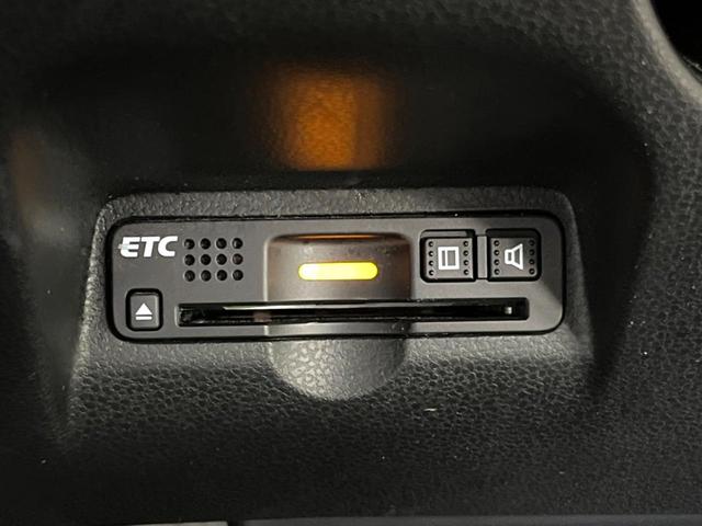 ハイブリッド・スマートセレクション　純正ナビ　禁煙車　クルコン　バックカメラ　ＥＴＣ　１オーナー　ＨＩＤヘッドライト　オートライト　オートエアコン　スマートキー　アイドリングストップ　電動格納ミラー　プライバシーガラス　盗難防止装置(6枚目)