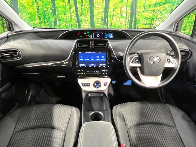 プリウス Ｓ　純正９インチナビ　禁煙車　バックカメラ　Ｂｌｕｅｔｏｏｔｈ接続　ＥＴＣ　フルセグＴＶ　ＬＥＤヘッドライト　ＬＥＤフロントフォグランプ　オートライト　オートエアコン　ＣＤ／ＤＶＤ再生　スマートキー（2枚目）