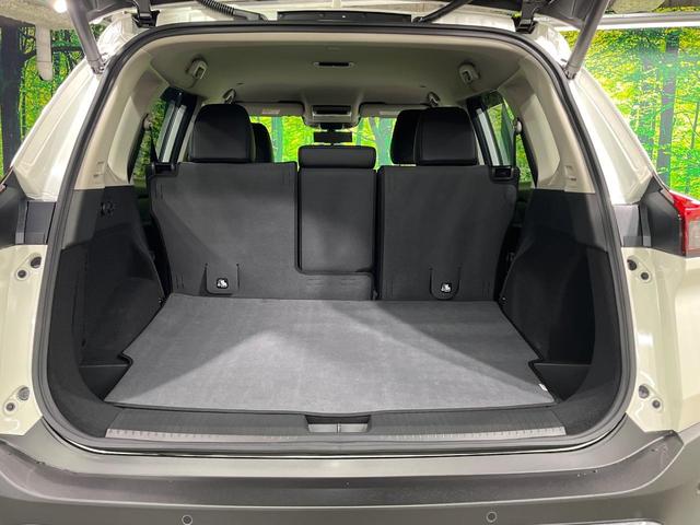 エクストレイル Ｇ　ｅ－４ＯＲＣＥ　４ＷＤ　純正１２．３インチナビ　３６０度セーフティアシスト　プロパイロット　インテリジェントルームミラー　ハンズフリーパワーバックドア　前席パワーシート　全席シートヒーター　黒合皮シート（10枚目）