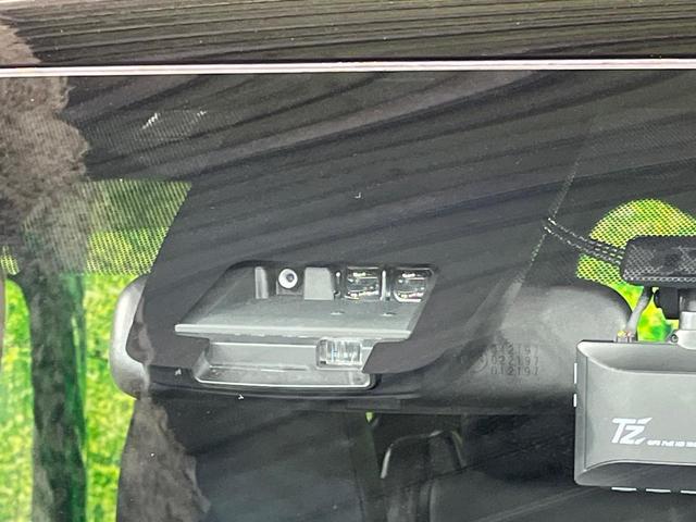 エスクァイア Gi ブラックテーラード 両側電動ドア 純正9型ナビ バックカメラ 衝突軽減装置 禁煙車 ハーフレザーシート ドラレコ スマートキー LEDヘッド ビルトインETC クルコン オートハイビーム 車線逸脱警報 オートライト(4枚目)