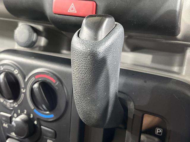 インパネシフトならハンドルからの移動距離が短く操作もスムーズ！また、足元が広くなりすっきりしますので、大柄な方でも快適にお過ごしいただけます。