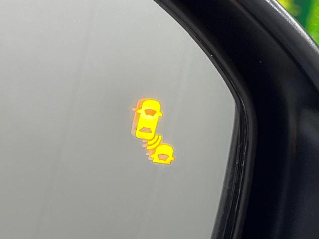 【ブラインドスポットインフォメーション】走行中、ドアミラーの死角になりやすい箇所に後続車が接近するとサイドミラー付近に警告を表示、ドライバーに注意喚起をしてくれます。