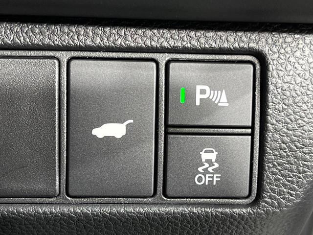 【パワーバックドア】スマートキーや運転席のボタンを押すだけでリアゲートが自動で開閉します！荷物を持っている時や、高い位置にあるバックドアを閉める際に便利な機能です♪