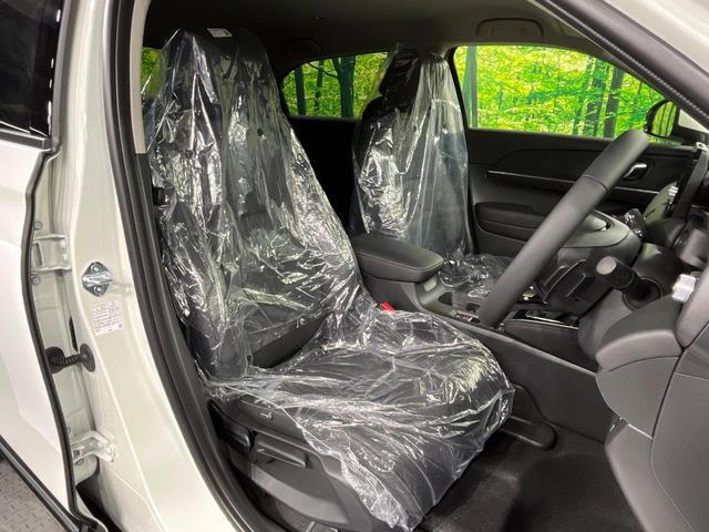 【ハーフレザーシート】高級感と座り心地を両立した人気のシート♪背面・座面のファブリック素材は、通気性の良さや滑りにくさに優れています。気温や服装に左右されず快適にお乗りいただけます。