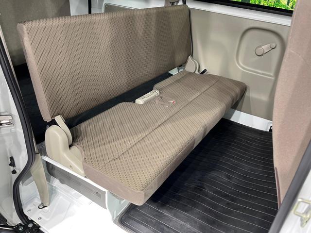 後部座席も気になるようなキズ・汚れやへたり等、大きなダメージはなく、良好な状態です。