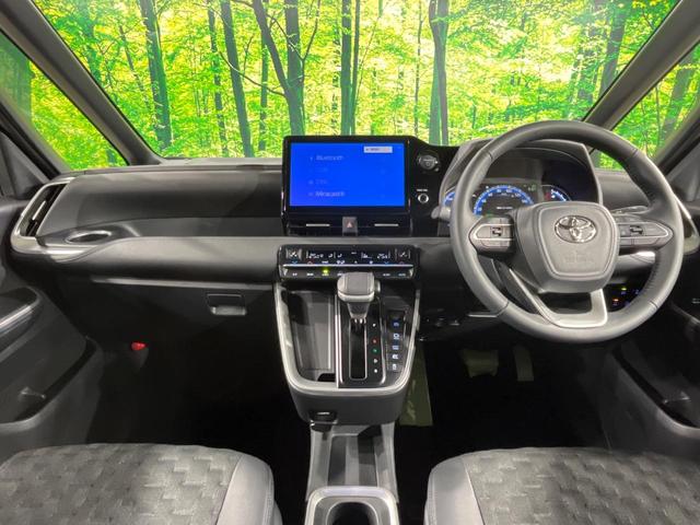 ヴォクシー ハイブリッドＳ－Ｚ　純正１０型ナビ　両側電動ドア　バックカメラ　衝突軽減　レーダークルーズ　禁煙車　ハーフレザーシート　コーナーセンサー　スマートキー　ＬＥＤヘッド　ＥＴＣ　シートヒーター　車線逸脱警報（2枚目）