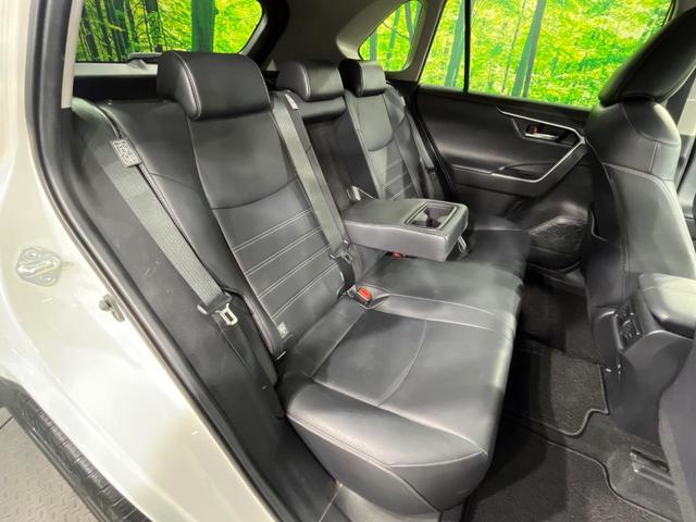 ＲＡＶ４ Ｇ　Ｚパッケージ　９インチナビ　バックカメラ　衝突軽減　レーダークルーズ　禁煙車　パワーバックドア　合皮シート　パワーシート　コーナーセンサー　スマートキー　ＬＥＤヘッド　ビルトインＥＴＣ　純正１９インチアルミ（9枚目）