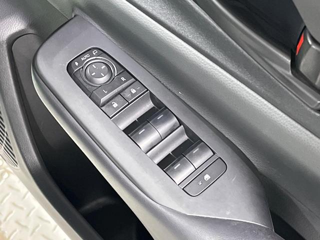 プリウス Ｘ　禁煙車　純正８インチディスプレイオーディオ　バックカメラ　衝突軽減　車線逸脱　レーダークルーズコントロール　ＢＳＭ　ＬＥＤヘッド　フルセグ　Ａｐｐｌｅｃａｒｐｌａｙ　ＥＴＣ２．０　ドラレコ（45枚目）