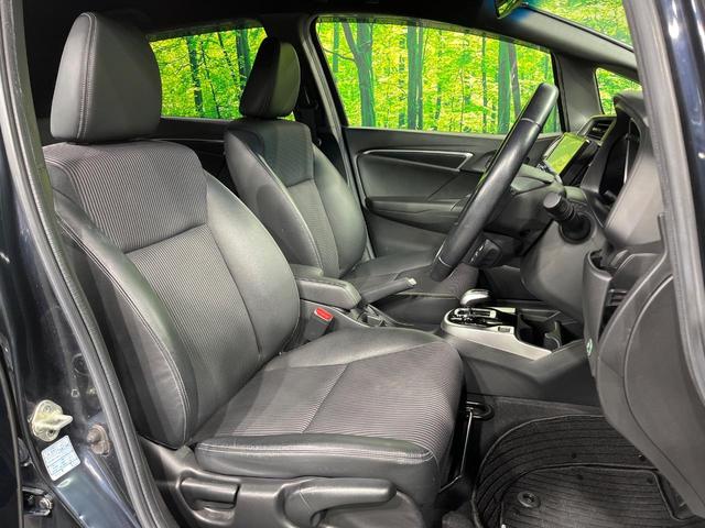 【ハーフレザーシート】高級感と座り心地を両立した人気のシート♪背面・座面のファブリック素材は、通気性の良さや滑りにくさに優れています。気温や服装に左右されず快適にお乗りいただけます。