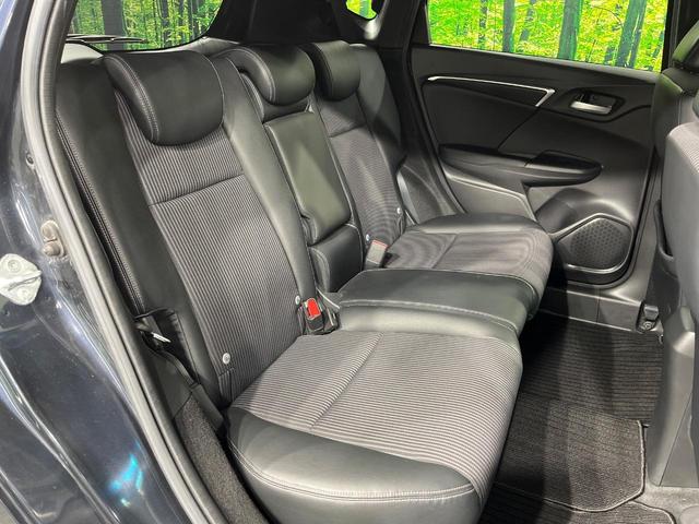 後部座席も気になるようなキズ・汚れやへたり等、大きなダメージはなく、良好な状態です。