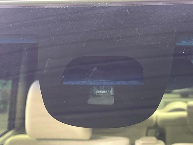 Ｎ－ＢＯＸ ２トーンカラースタイル　Ｇ　ＳＳパッケージ　純正ナビ　両側電動ドア　バックカメラ　衝突軽減　禁煙車　スマートキー　ＨＩＤヘッドライト　ＥＴＣ　オートライト　オートエアコン　Ｂｌｕｅｔｏｏｔｈ　シートヒーター　ステアリングスイッチ（6枚目）