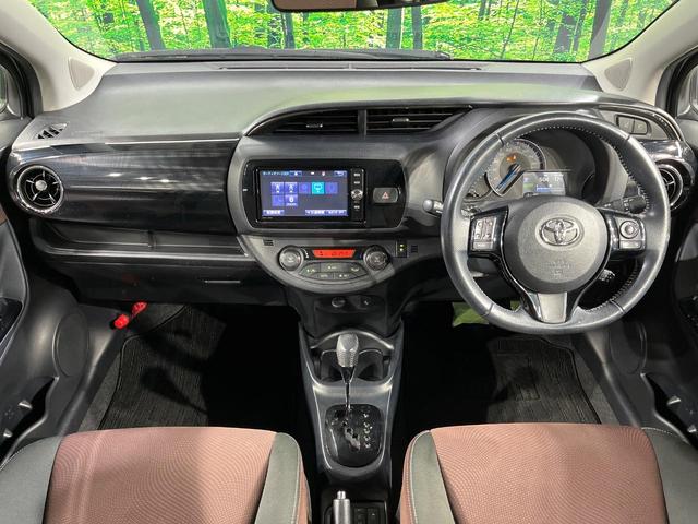 ヴィッツ ハイブリッドＵ　純正ナビ　バックカメラ　衝突軽減　禁煙車　シートヒーター　スマートキー　ＬＥＤヘッドライト　ＥＴＣ　クルコン　オートハイビーム　オートエアコン　Ｂｌｕｅｔｏｏｔｈ　ステアリングスイッチ（2枚目）