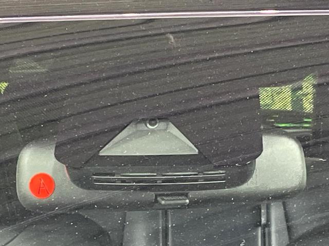 ヤリスクロス ハイブリッドＺ　バックカメラ　衝突被害軽減システム　レーダークルーズ　パワーシート　スマートキー　ＬＥＤヘッド　ＥＴＣ　純正１８インチアルミ　オートハイビーム　オートライト　オートエアコン　Ｂｌｕｅｔｏｏｔｈ（3枚目）