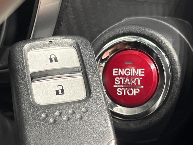 【Ｈｏｎｄａスマートキー】カバンやポケットに入れたままでもドアの施錠・解錠が可能なスマートキーを装備。エンジンのオン・オフ時もカギを取り出す必要が無いからとっても便利です♪
