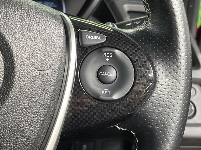【クルーズコントロール】高速道路もラクラク走行。アクセルを離しても一定速度で走行ができ、長距離運転時の負担を軽減！加速・減速も簡単なスイッチ操作で調整できます。