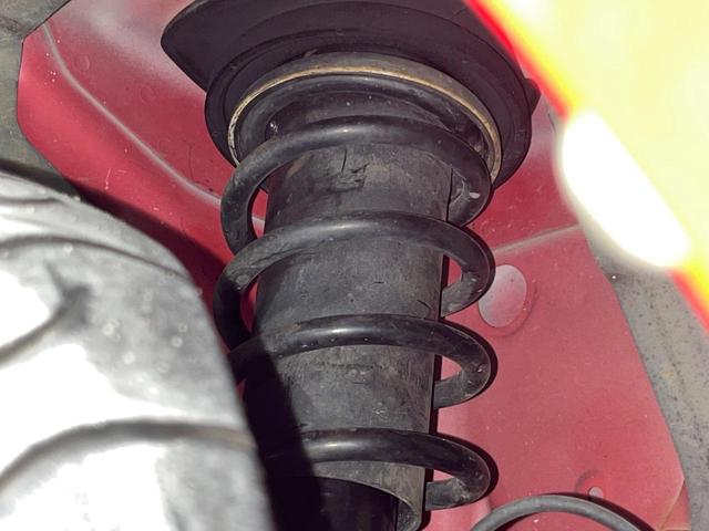 お車を安心してお乗りいただく為には、足回りの定期点検が欠かせません。サービスサポート（有償保証）では無料点検もご提供しており、安心のカーライフをお過ごしいただけるサポート体制が整っています。