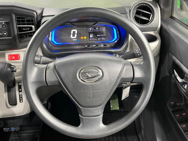 �C���e���A�ɍ��킹���f�U�C���̃X�e�A�����O�́A�^�]�������̂��Ƃ��l���A�^�]���₷���`��A�傫���ł��B�����x�A���ۂɐG���Ă��m���߂��������B