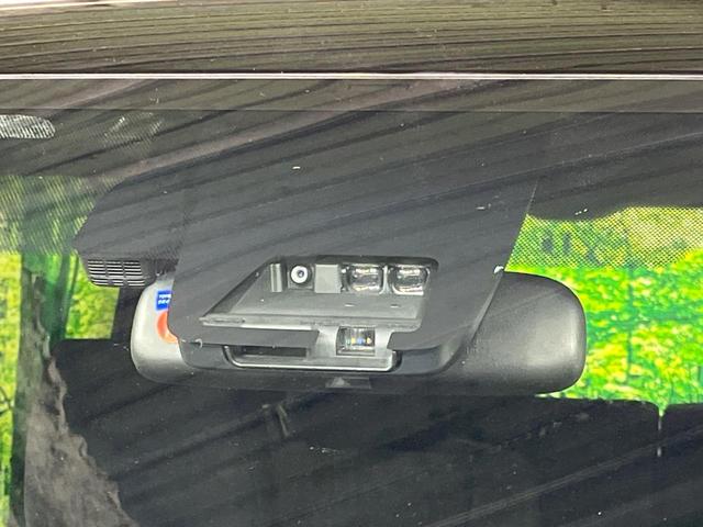 ヴォクシー ハイブリッドＶ　両側電動ドア　純正９インチナビ　バックカメラ　衝突被害軽減システム　レーダークルーズ　禁煙車　スマートキー　ＬＥＤヘッド　ビルトインＥＴＣ　純正１５インチアルミ　車線逸脱警報　シートヒーター（3枚目）