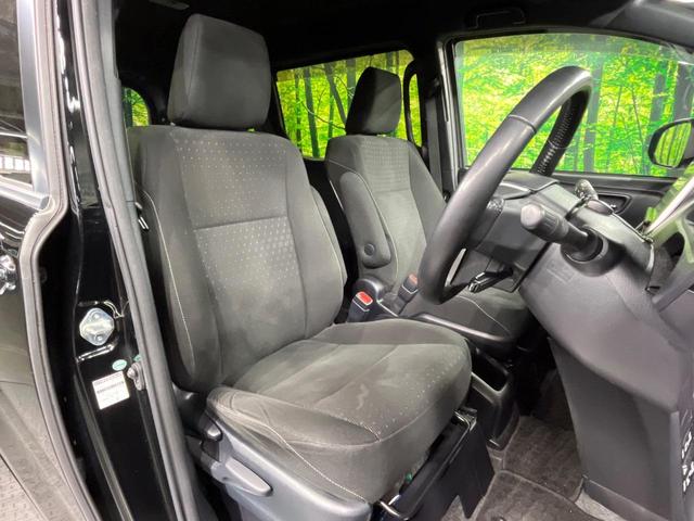 ヴォクシー ハイブリッドＶ　両側電動ドア　純正９インチナビ　バックカメラ　衝突被害軽減システム　レーダークルーズ　禁煙車　スマートキー　ＬＥＤヘッド　ビルトインＥＴＣ　純正１５インチアルミ　車線逸脱警報　シートヒーター（8枚目）