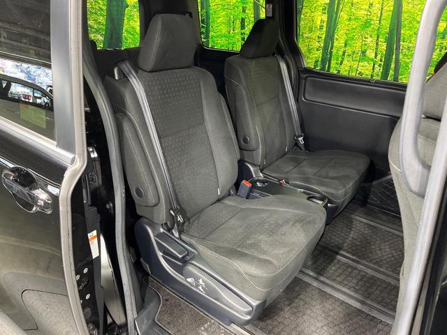 ヴォクシー ハイブリッドＶ　両側電動ドア　純正９インチナビ　バックカメラ　衝突被害軽減システム　レーダークルーズ　禁煙車　スマートキー　ＬＥＤヘッド　ビルトインＥＴＣ　純正１５インチアルミ　車線逸脱警報　シートヒーター（9枚目）